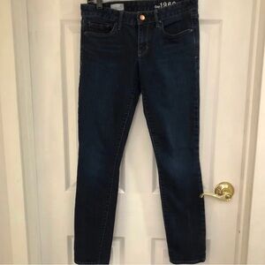 Size 27 Gap skinny dark wash jeans